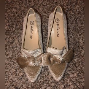 BNWT Bella Vita Velvet Champagne heels/pumps